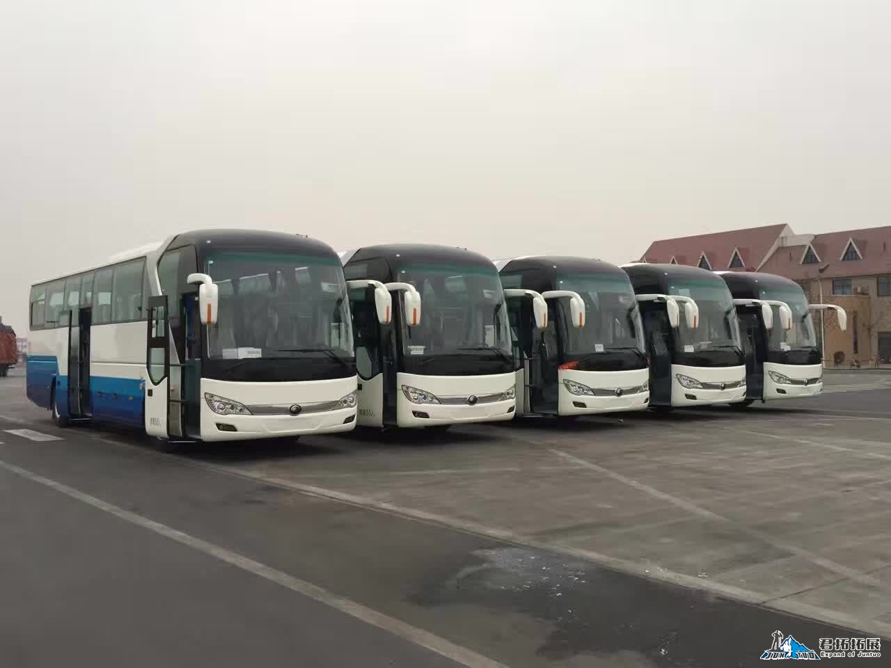 中型旅游大巴车
